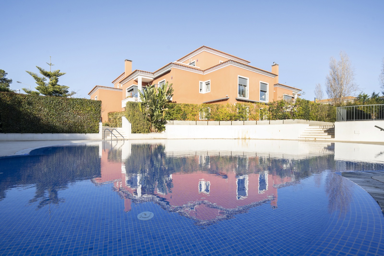 Park Place apartment in Quinta da Bicuda — building exterior and communal swimming pool
