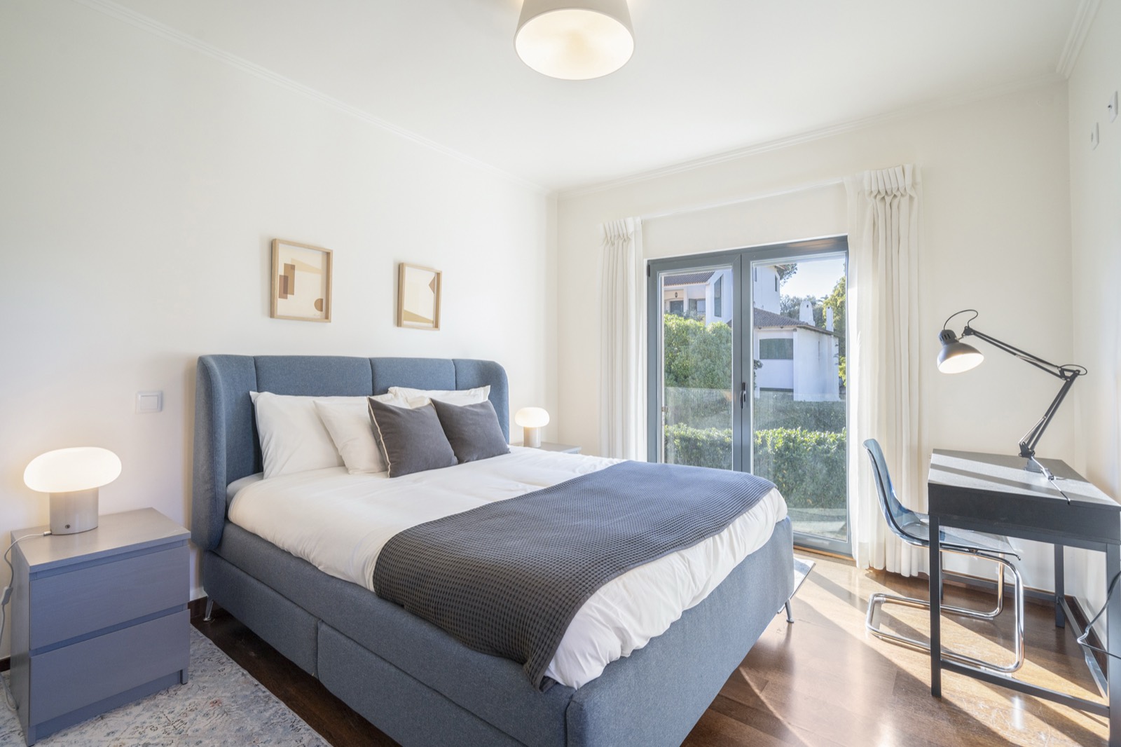 Double bedroom with study desk