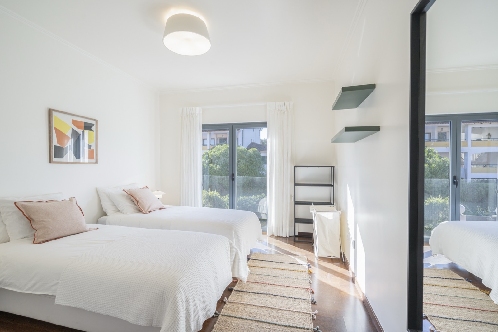 Twin bedroom with garden view